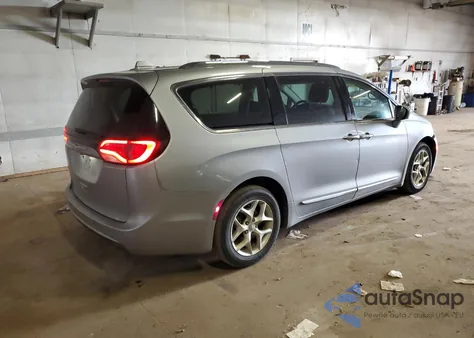 2017 Chrysler Pacifica Touring L Plus z USA, uszkodzony, nr VIN 2C4RC1EG5HR832445